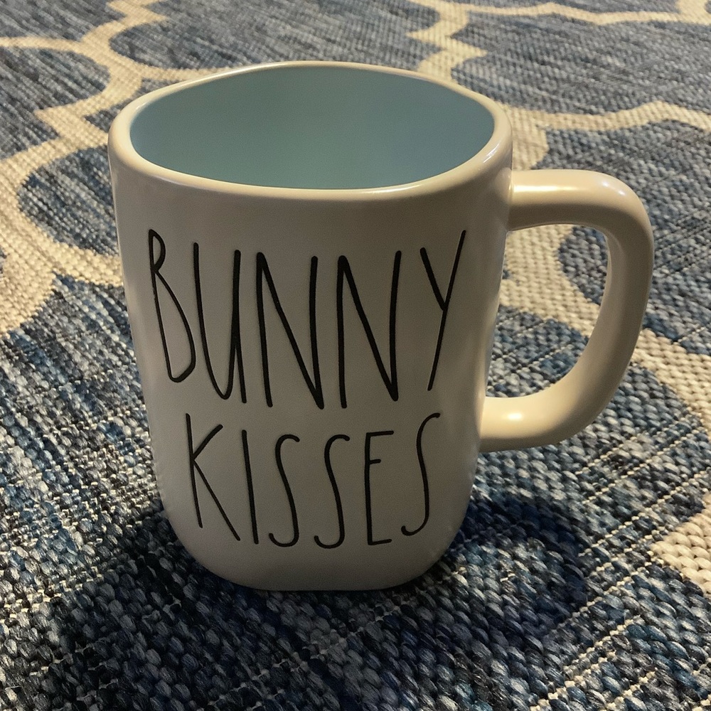 Rae Dunn (HTF)🩵“BUNNY KISSES”Mug 💋